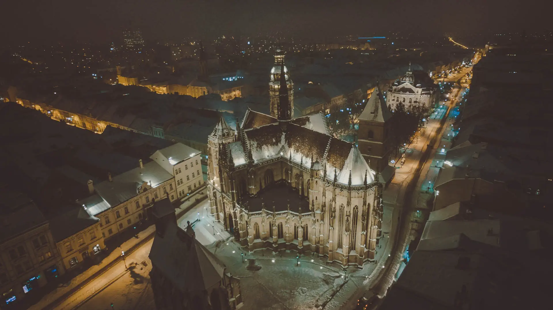 Záber z dronu na centrum Košíc - dóm sv. Alžbety