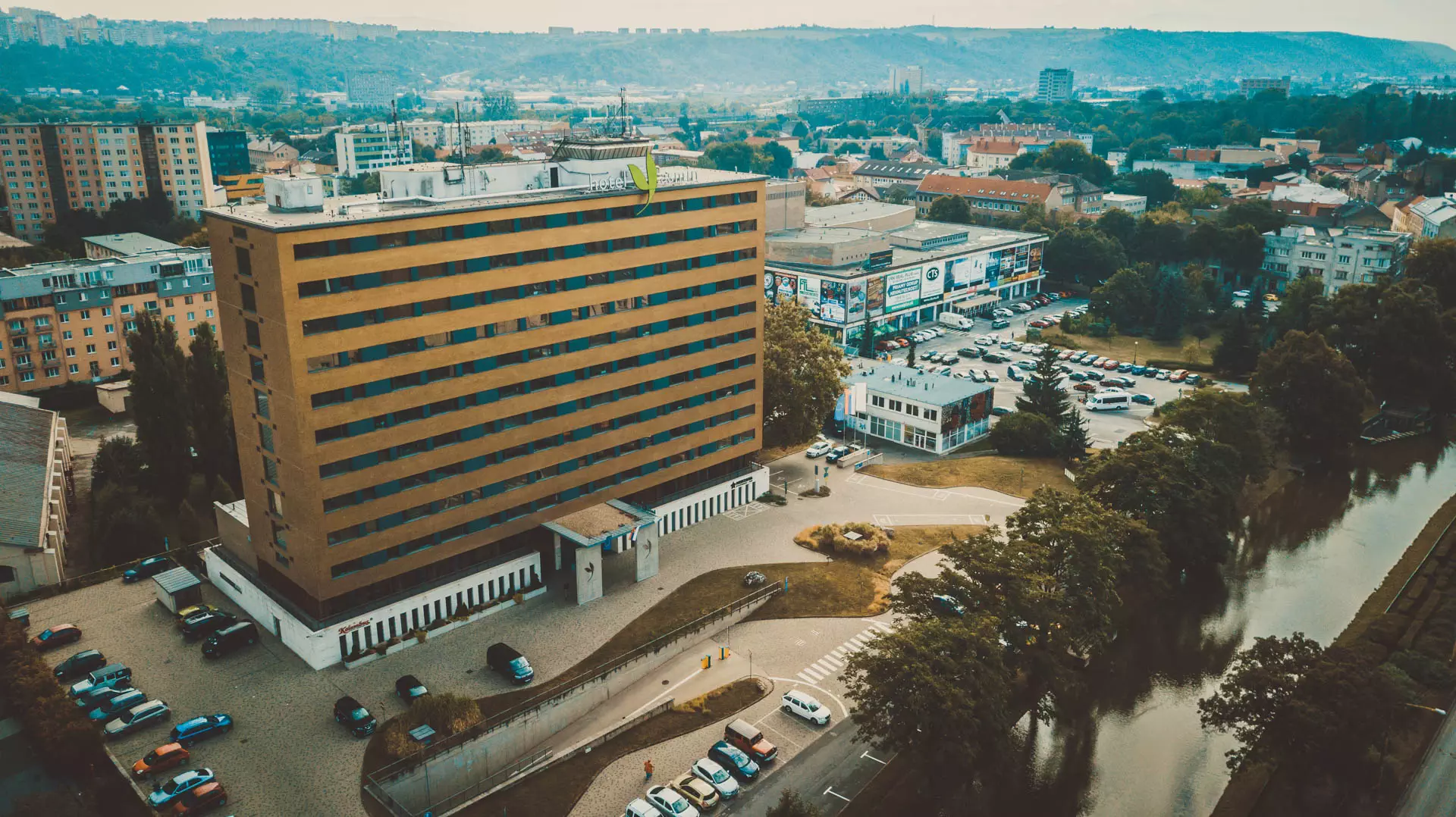 Záber z dronu na centrum Košíc - hotel