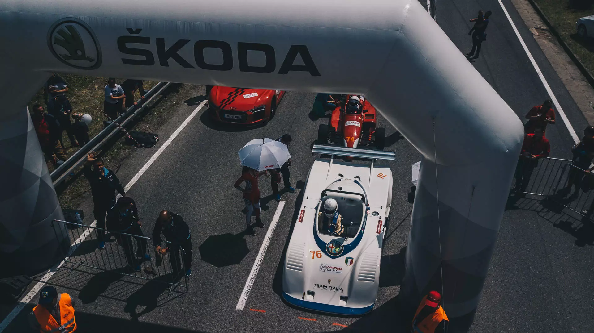 Záber z dronu na pretekárske autá na okruhu