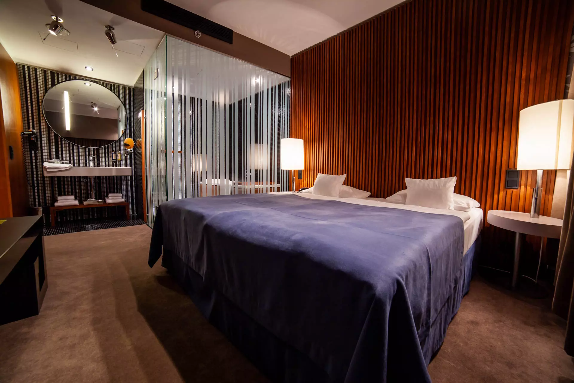 Fotografie priestorov spálne hotela s veľkou manželskou posteľou