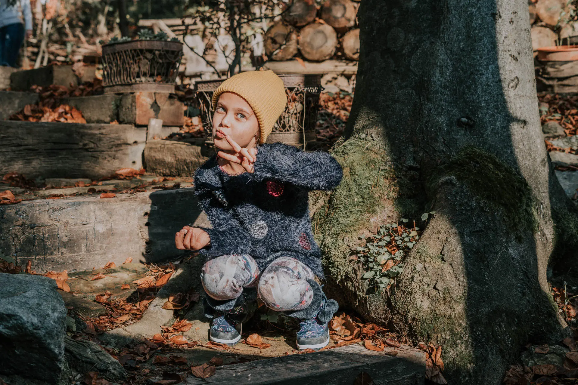 Rodinné fotenie dievčara v jesennej prírode
