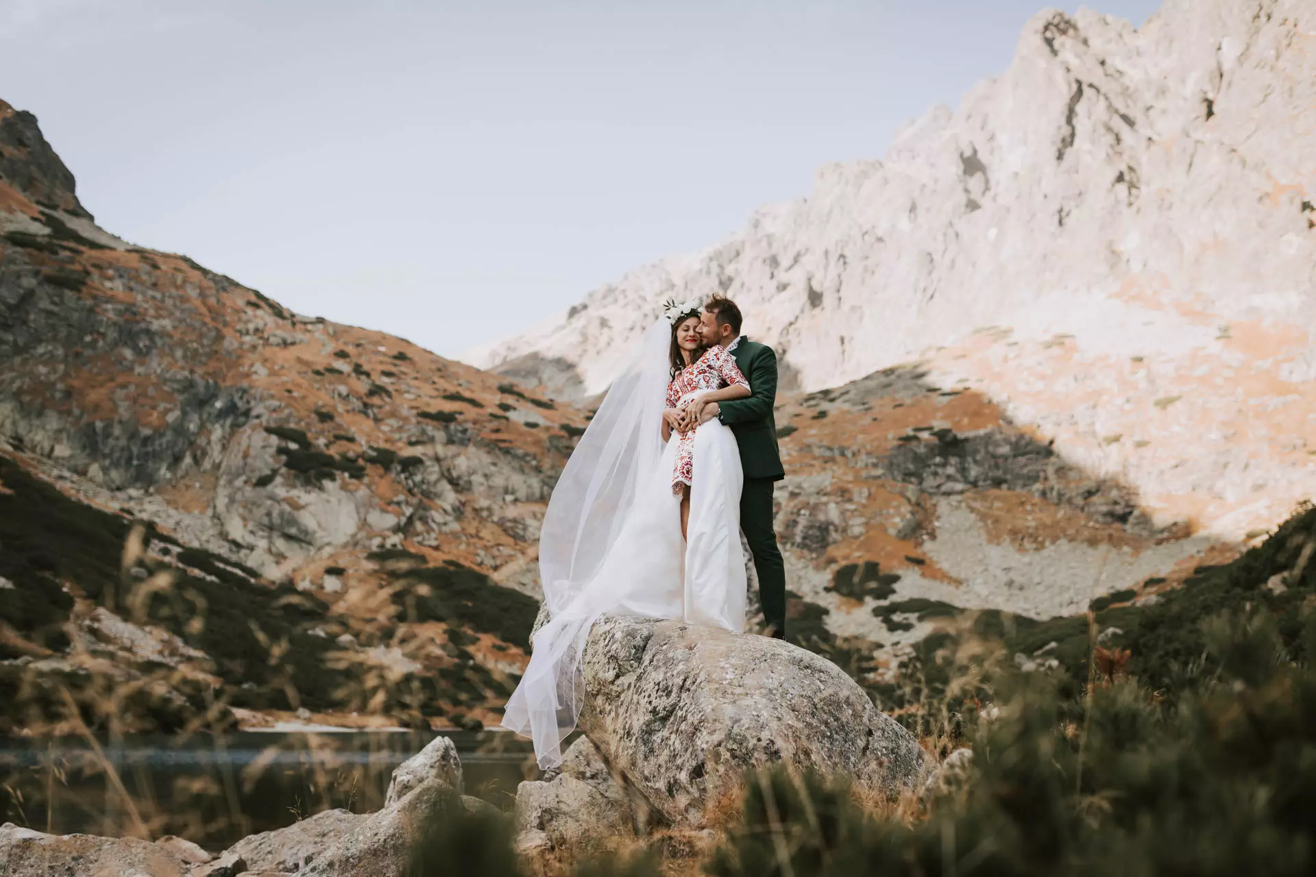 Svadobná fotka páru v horách na kameni