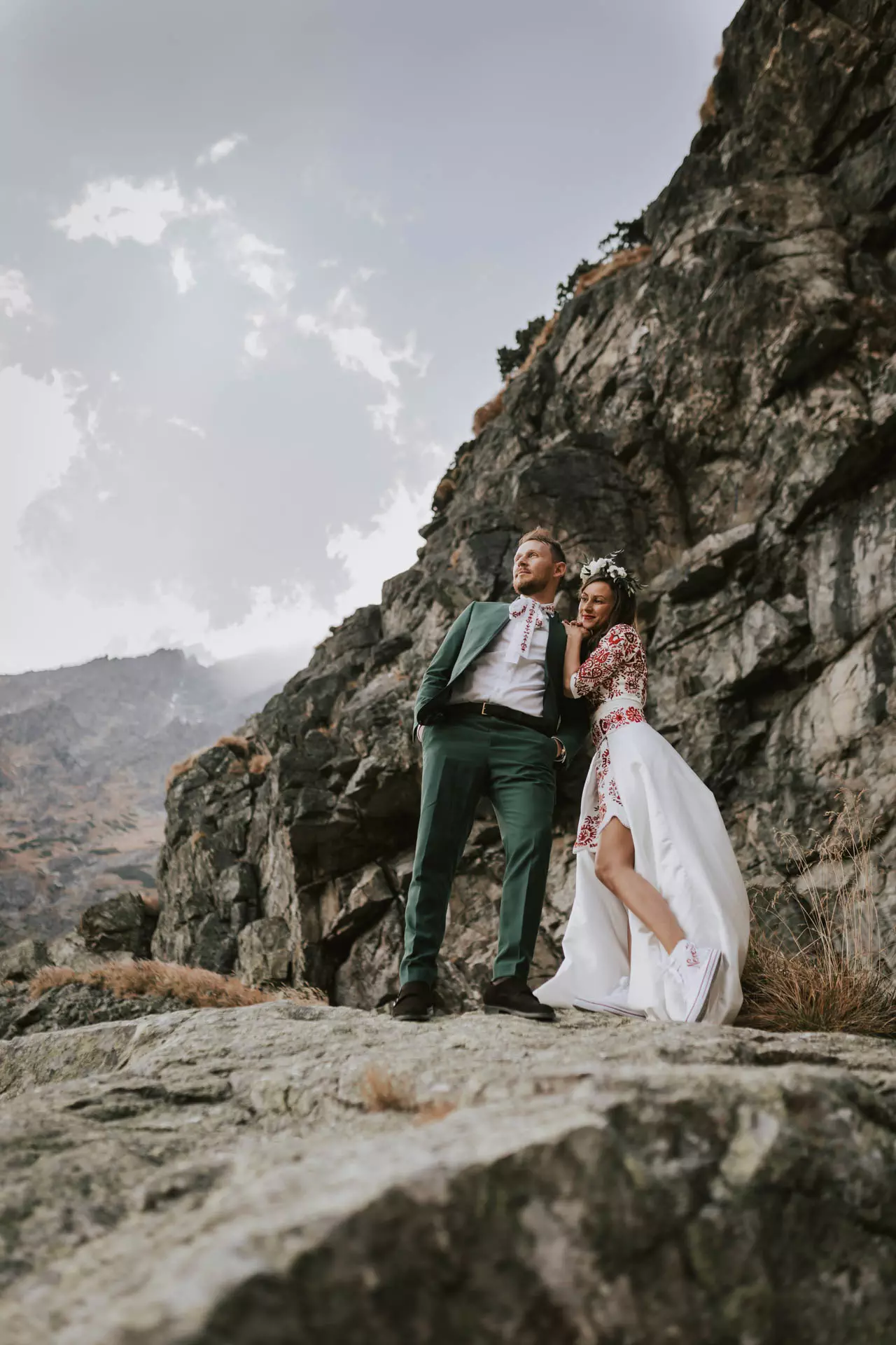 Svadobná fotka páru v horách na kameni