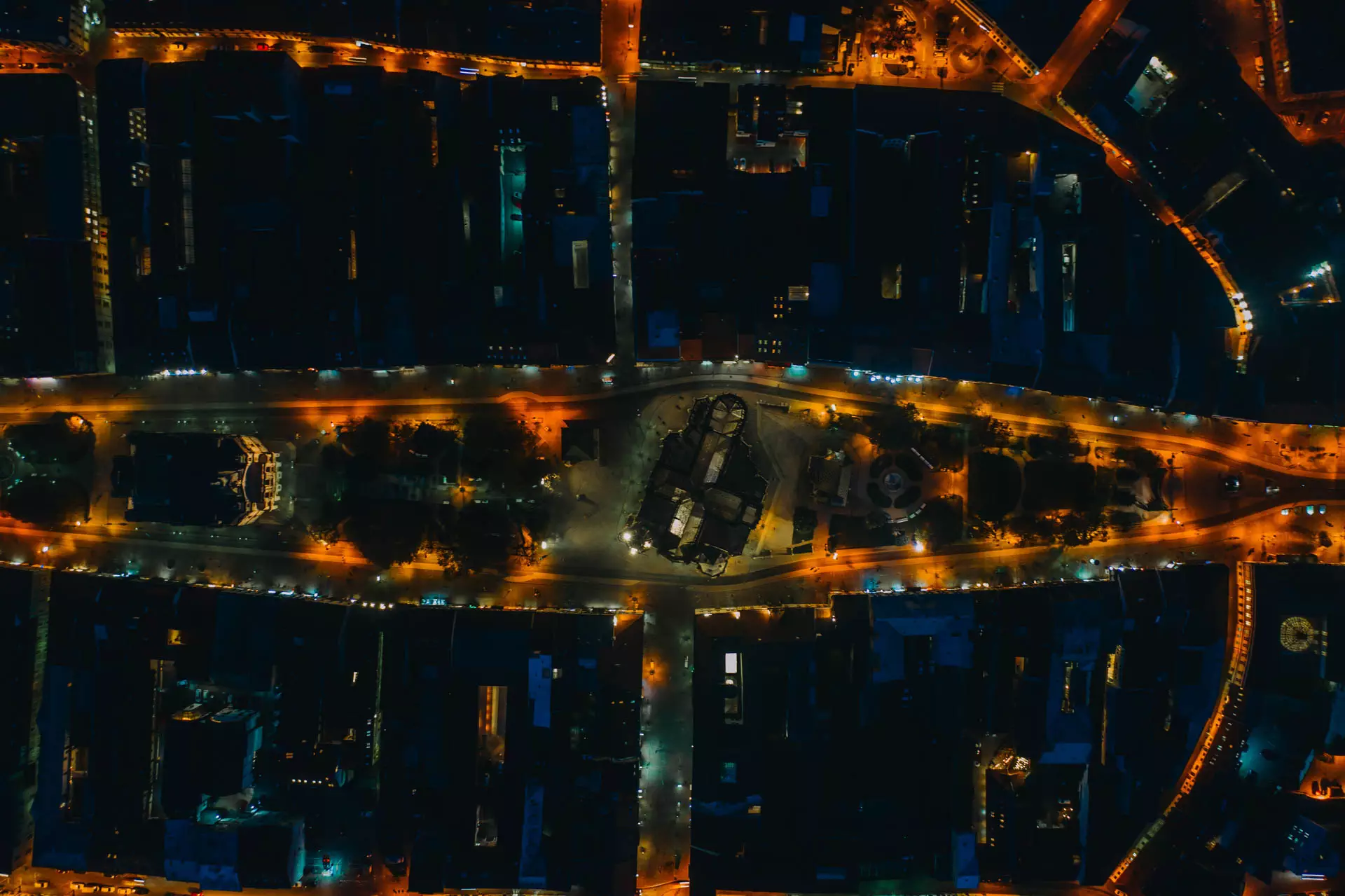 Záber z dronu na centrum Košíc v noci