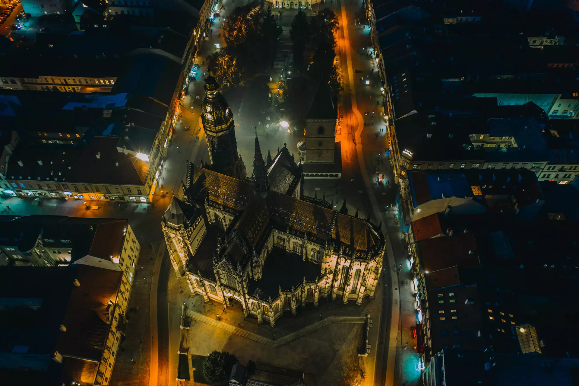 Záber z dronu na centrum Košíc v noci