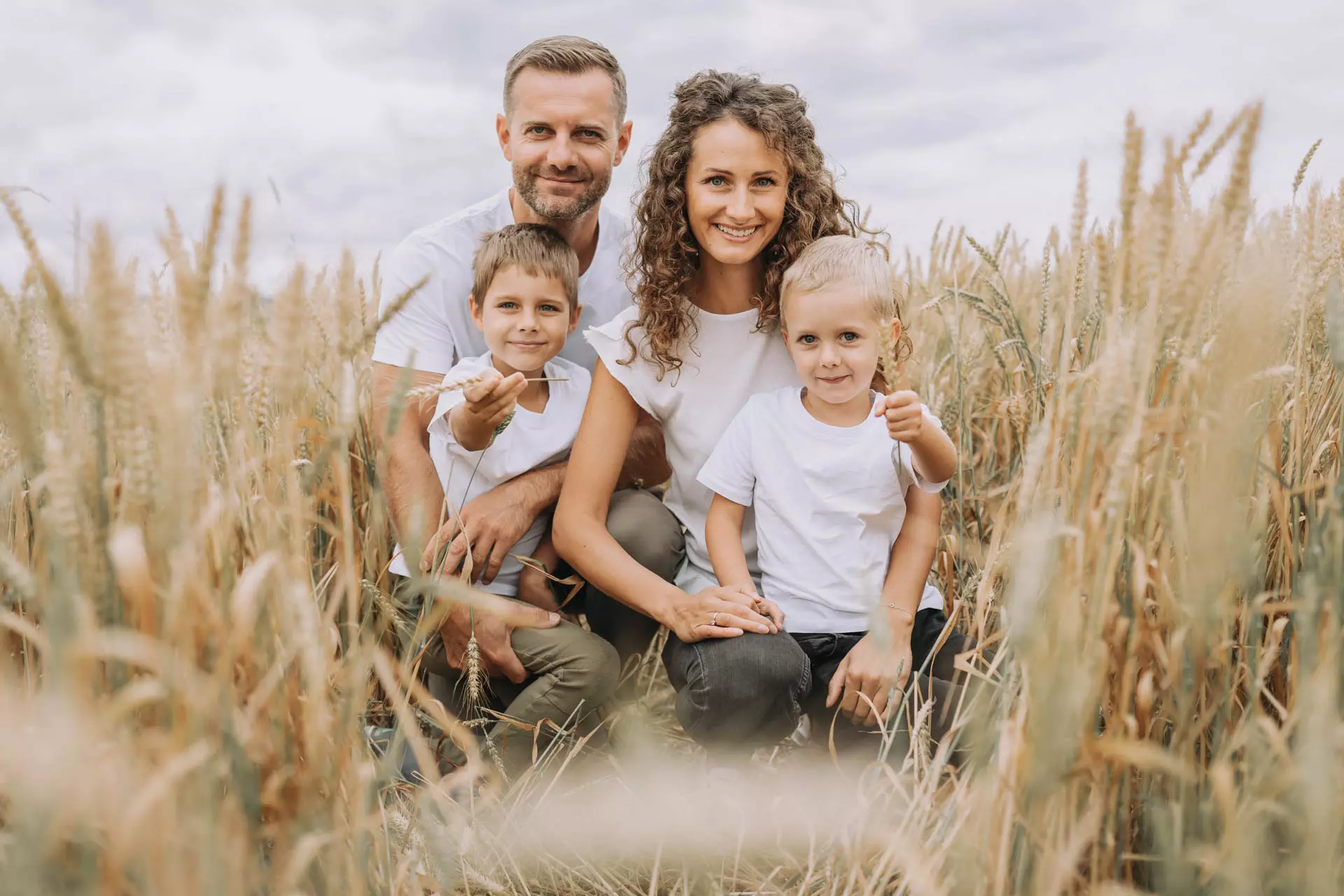Rodinné fotenie s deťmi na lúke v pšenici