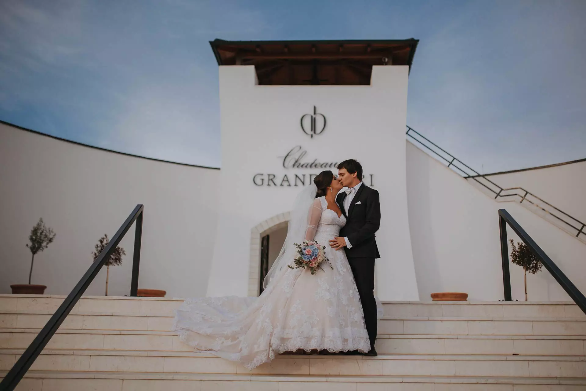 Svadobná fotka páru na schodoch Grand Bari
