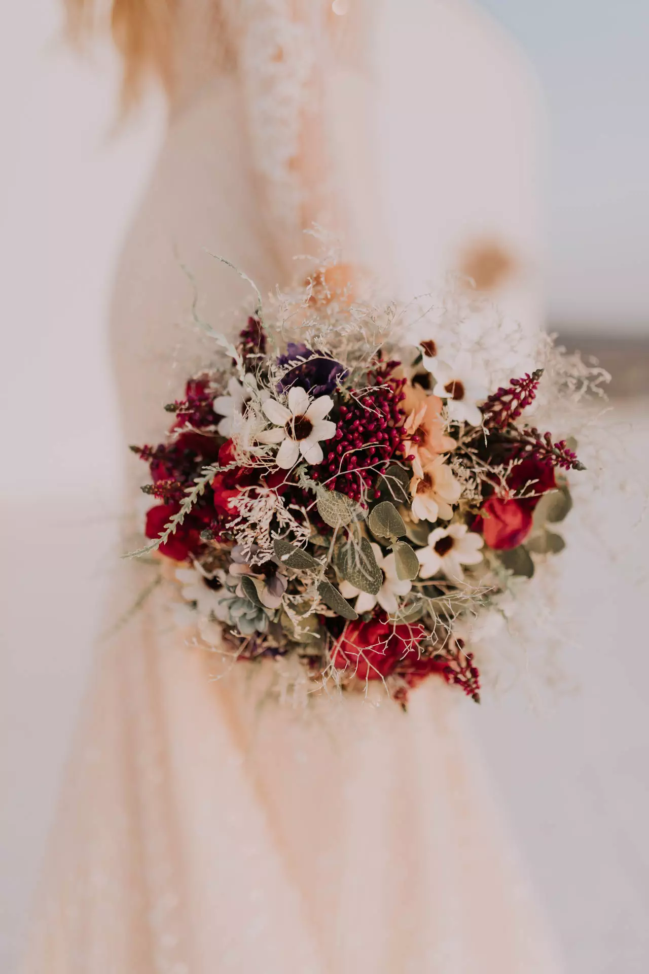 Svadobná fotka s detailom na svadobnú kyticu